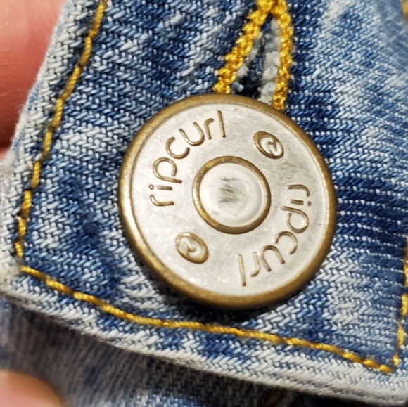 RIP CURL | Washed Blue Distressed Denim Mini Skirt in Size 9 - Picture 5 of 7